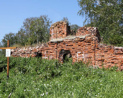 Крест поставленный у разрушенного храма Пр. Троицы (1716) с. Красное-Воскресенское